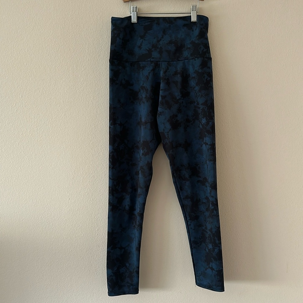 Onzie blue tie dye leggings // Size S/M